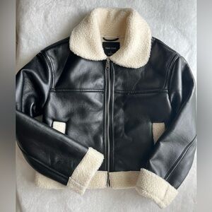 [SOLD] New Look 💌 black faux leather jacket with white sherpa lining